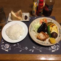 ご飯、ポークソテー、野菜ソテー、豆腐ソテー、サラダ、六条麦茶(夕飯)